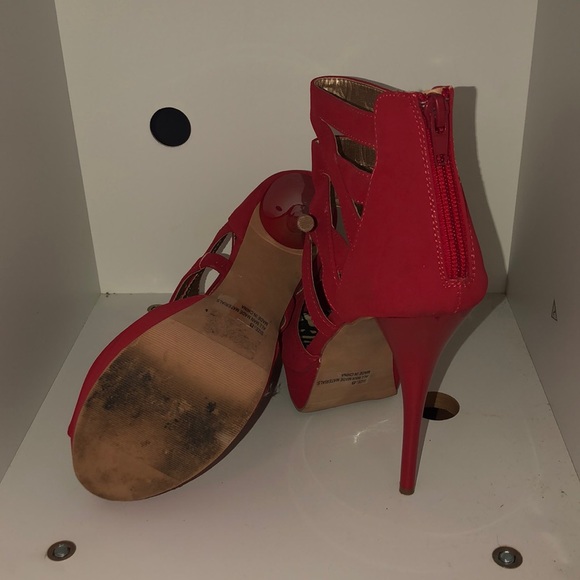 Red Stilettos - Picture 2 of 2